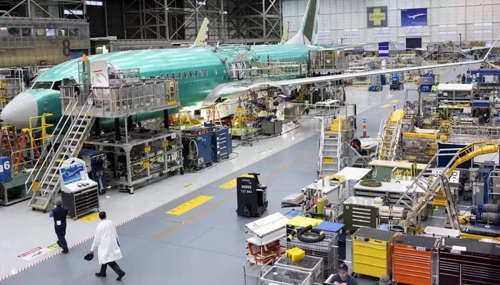 Bên trong nhà máy sản xuất máy bay Boeing ở Renton, Washington, tháng 12/2015 - Ảnh: Reuters.