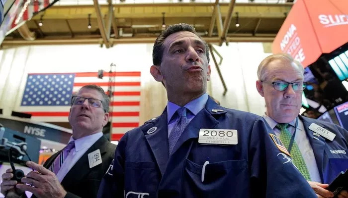 Các nhà giao dịch cổ phiếu trên sàn NYSE ở New York, Mỹ - Ảnh: Reuters.