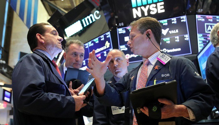 Các nhà giao dịch cổ phiếu trên sàn NYSE ở New York, Mỹ - Ảnh: Reuters. 