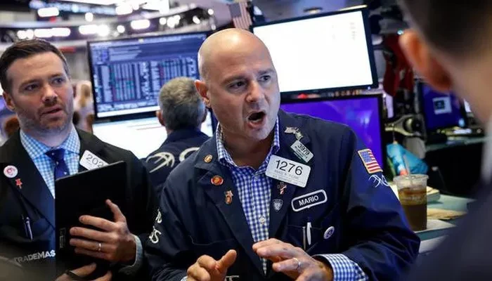 Các nhà giao dịch cổ phiếu trên sàn NYSE ở New York, Mỹ - Ảnh: Reuters.