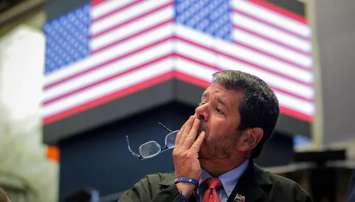 Một nhà giao dịch cổ phiếu trên sàn NYSE ở New York, Mỹ phiên ngày 5/8 - Ảnh: Reuters.