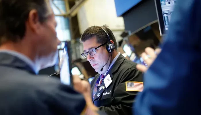 Các nhà giao dịch cổ phiếu trên sàn NYSE ở New York, Mỹ - Ảnh: Reuters.