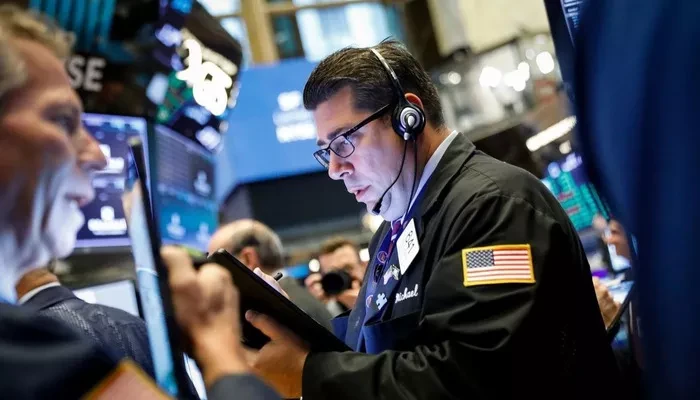 Các nhà giao dịch cổ phiếu trên sàn NYSE ở New York, Mỹ - Ảnh: Reuters.