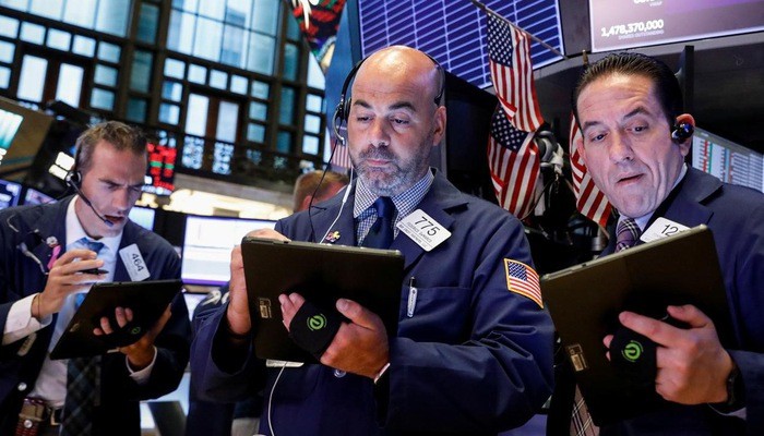 Các nhà giao dịch cổ phiếu trên sàn NYSE ở New York, Mỹ - Ảnh: Reuters.