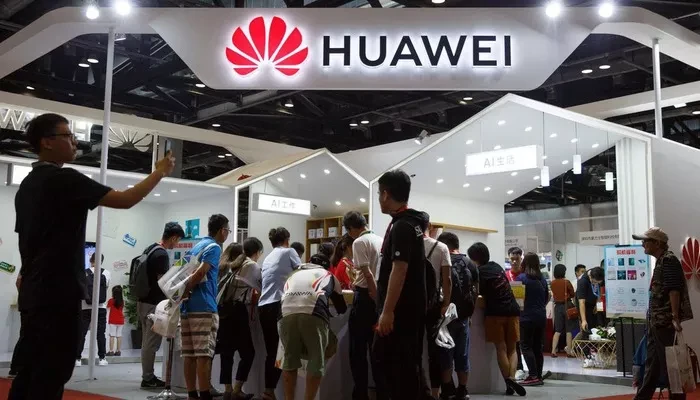 Gian hàng Huawei tại một triển lãm công nghệ ở Bắc Kinh hôm 2/8 - Ảnh: Reuters.