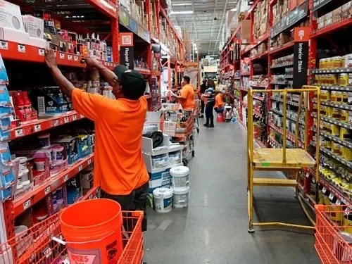 Bên trong một siêu thị của Home Depot tại Mỹ. Ảnh:AP