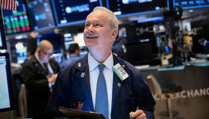 Một nhà giao dịch cổ phiếu trên sàn NYSE ở New York, Mỹ - Ảnh: Reuters.