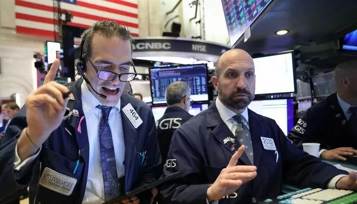 Các nhà giao dịch cổ phiếu trên sàn NYSE ở New York, Mỹ - Ảnh: Reuters.