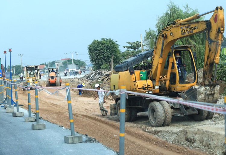 8 tháng đầu năm, vốn đầu tư thực hiện từ nguồn ngân sách nhà nước do địa phương quản lý đạt 165,7 nghìn tỷ đồng, bằng 53,8% kế hoạch năm. Ảnh: Tiên Giang