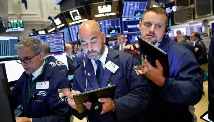 Các nhà giao dịch cổ phiếu trên sàn NYSE ở New York, Mỹ - Ảnh: Reuters.