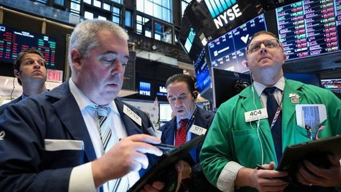 Các nhà giao dịch cổ phiếu trên sàn NYSE ở New York, Mỹ - Ảnh: Reuters.