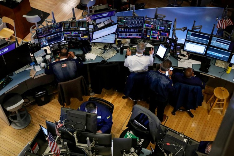 Các nhà giao dịch cổ phiếu làm việc trên sàn NYSE ở New York, Mỹ - Ảnh: Reuters.