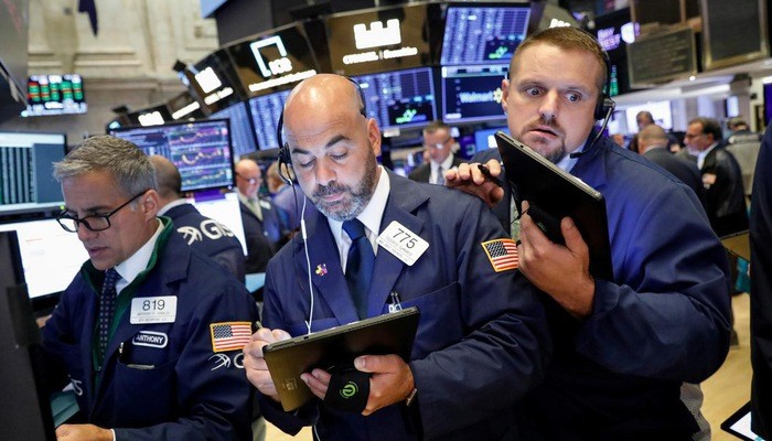 Các nhà giao dịch cổ phiếu trên sàn NYSE ở New York, Mỹ - Ảnh: Reuters.