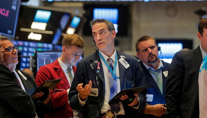 Các nhà giao dịch cổ phiếu trên sàn NYSE ở New York, Mỹ - Ảnh: Reuters.