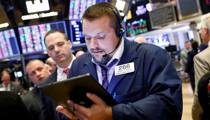 Các nhà giao dịch cổ phiếu trên sàn NYSE ở New York, Mỹ - Ảnh: Reuters.