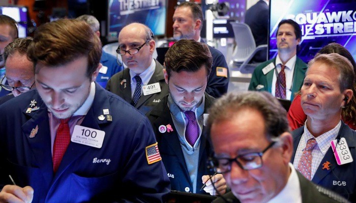 Các nhà giao dịch cổ phiếu trên sàn NYSE ở New York, Mỹ - Ảnh: Reuters.