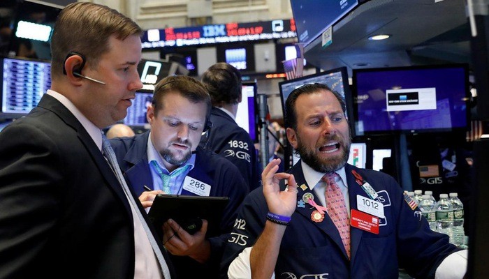 Các nhà giao dịch cổ phiếu trên sàn NYSE ở New York, Mỹ - Ảnh: Reuters.