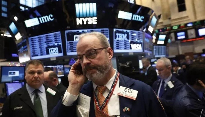 Các nhà giao dịch cổ phiếu trên sàn NYSE ở New York, Mỹ - Ảnh: Reuters.