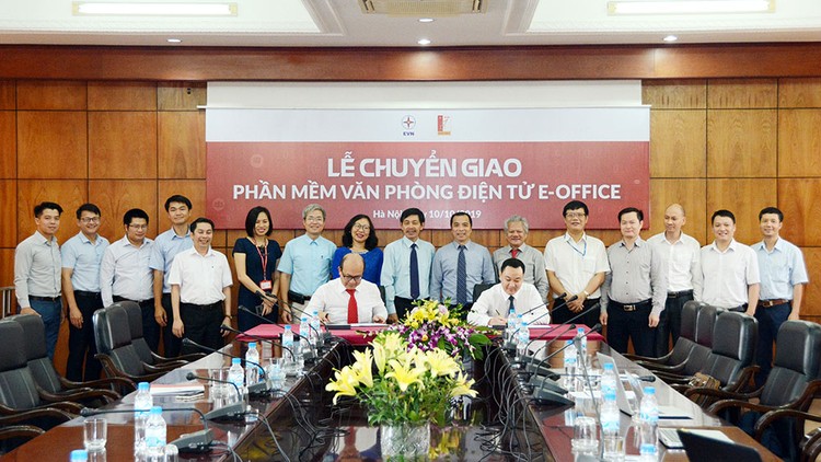 Đại diện EVNICT và Trường Đại học Bách khoa Hà Nội ký kết chuyển giao phần mềm văn phòng điện tử E-office