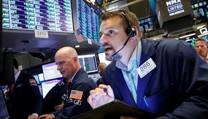 Các nhà giao dịch cổ phiếu trên sàn NYSE ở New York, Mỹ - Ảnh: Reuters.