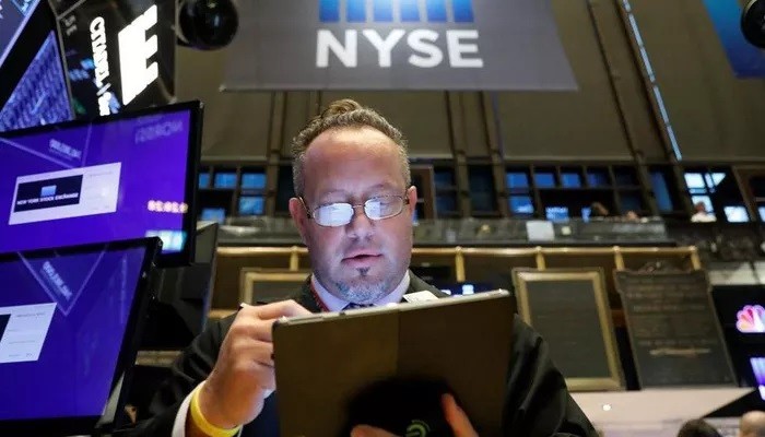 Một nhà giao dịch cổ phiếu trên sàn NYSE ở New York, Mỹ - Ảnh: Reuters.