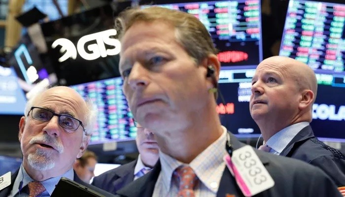 Các nhà giao dịch cổ phiếu trên sàn NYSE ở New York, Mỹ - Ảnh: Reuters.