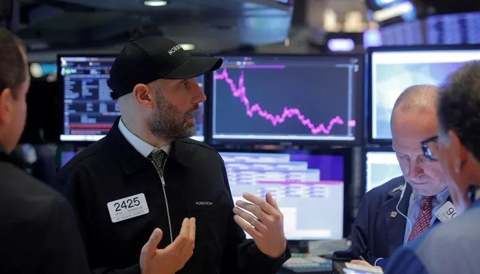 Các nhà giao dịch cổ phiếu trên sàn NYSE ở New York, Mỹ - Ảnh: Reuters.