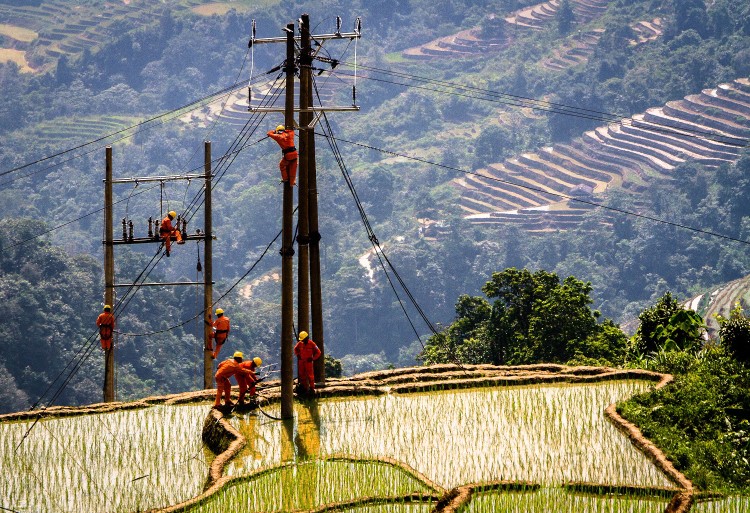 EVN đã thực hiện một khối lượng công việc khổng lồ để cải tạo và đầu tư xây dựng mới lưới điện nông thôn