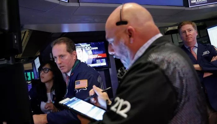 Các nhà giao dịch cổ phiếu trên sàn NYSE ở New York, Mỹ - Ảnh: Reuters.