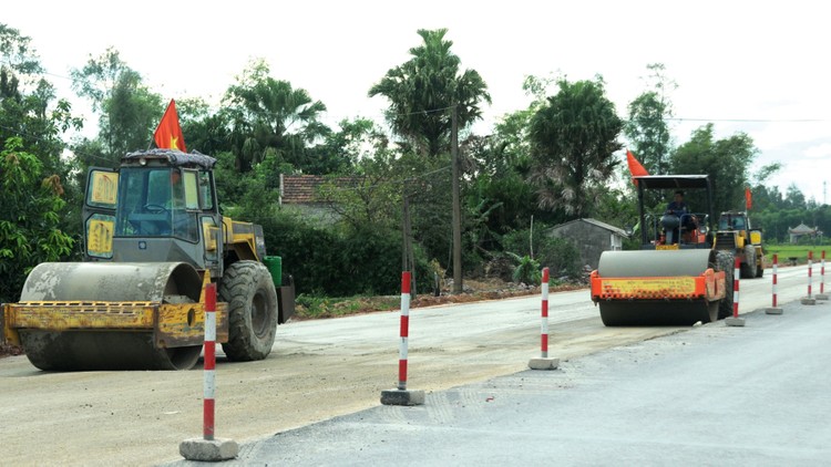 Gói thầu Xây dựng và thiết bị thuộc Dự án Khai thác quỹ đất phát triển kết cấu hạ tầng đường bao khu dân cư phía Nam TP. Kon Tum (đoạn từ đường Hồ Chí Minh đến cầu treo Kon Klor). Ảnh: Nhã Chi