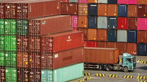 Container tại một cảng biển ở Trung Quốc. Ảnh:Bloomberg