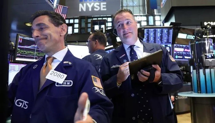 Các nhà giao dịch cổ phiếu trên sàn NYSE ở New York, Mỹ - Ảnh: Reuters.