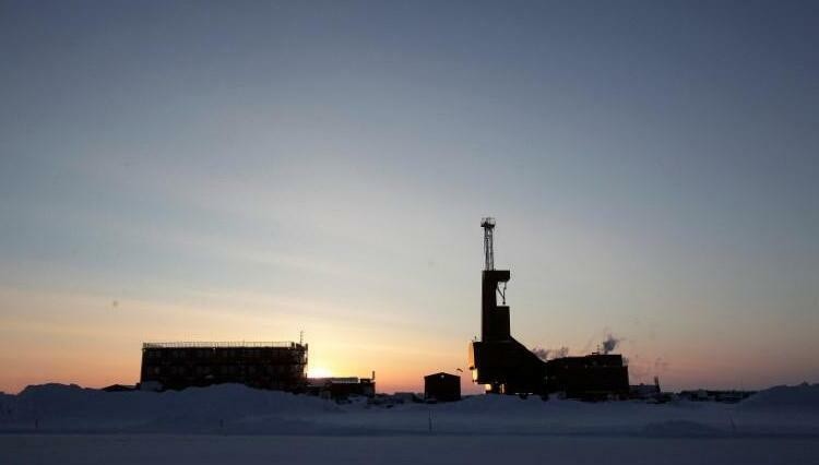 Giàn khoan dầu ở Pruhoe Bay, bang Alaksa, tháng 3/2011. Ảnh:Reuters.