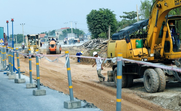 Đại diện Bên mời thầu cho rằng, các gói thầu sửa chữa, duy tu đường bộ khá lắt nhắt, lợi nhuận thấp nên khó thu hút nhà thầu tham dự. Ảnh: Lê Tiên