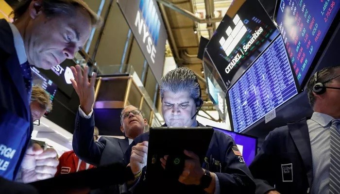 Các nhà giao dịch cổ phiếu trên sàn NYSE ở New York, Mỹ - Ảnh: Reuters.