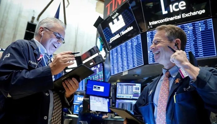 Các nhà giao dịch cổ phiếu trên sàn NYSE ở New York, Mỹ - Ảnh: Reuters.