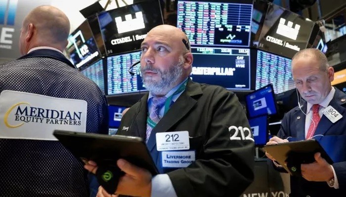 Các nhà giao dịch cổ phiếu trên sàn NYSE ở New York, Mỹ - Ảnh: Reuters.