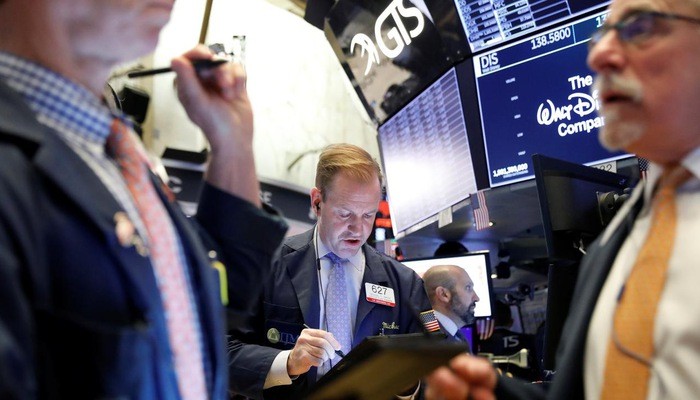 Các nhà giao dịch cổ phiếu trên sàn NYSE ở New York, Mỹ - Ảnh: Reuters.