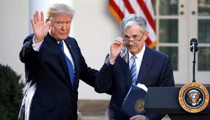 Tổng thống Mỹ Donald Trump (trái) khi công bố đề cử ông Jerome Powell cho cương vị Chủ tịch FED, tại Vườn Hồng, Nhà Trắng, tháng 11/2017 - Ảnh: Reuters.