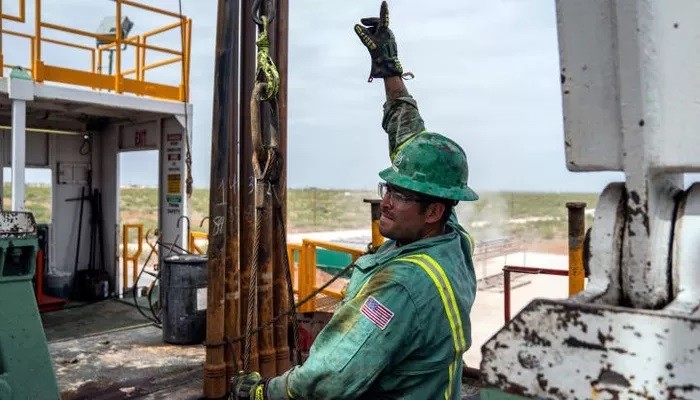 Một công nhân làm việc trên mỏ dầu ở Midland, Texas, Mỹ, tháng 5/2018 - Ảnh: Getty/CNBC.