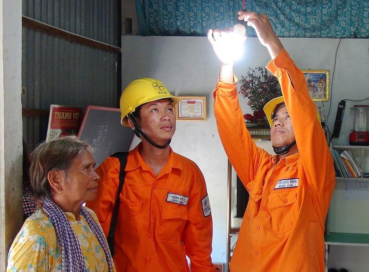 Trong “Tháng tri ân khách hàng” năm nay, EVN sẽ thay bóng đèn miễn phí cho hộ nghèo và gia đình chính sách