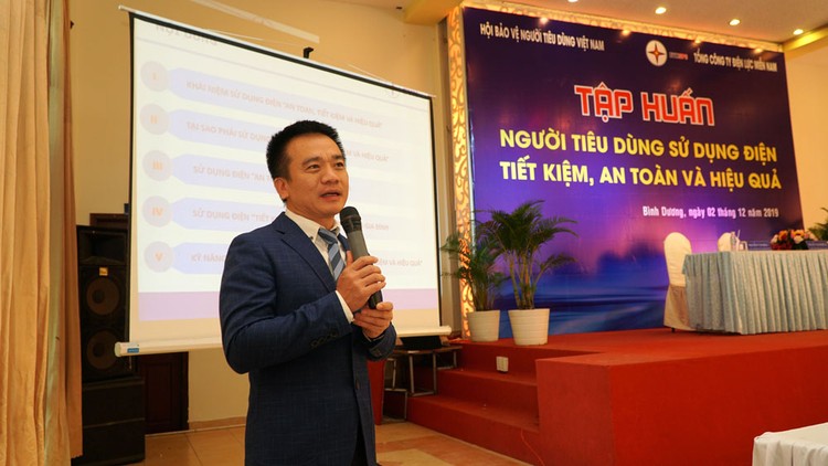 Đại diện EVN cung cấp các thông tin hữu ích về sử dụng điện an toàn, tiết kiệm tại buổi tập huấn