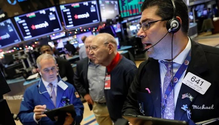 Các nhà giao dịch cổ phiếu trên sàn NYSE ở New York, Mỹ - Ảnh: Reuters.