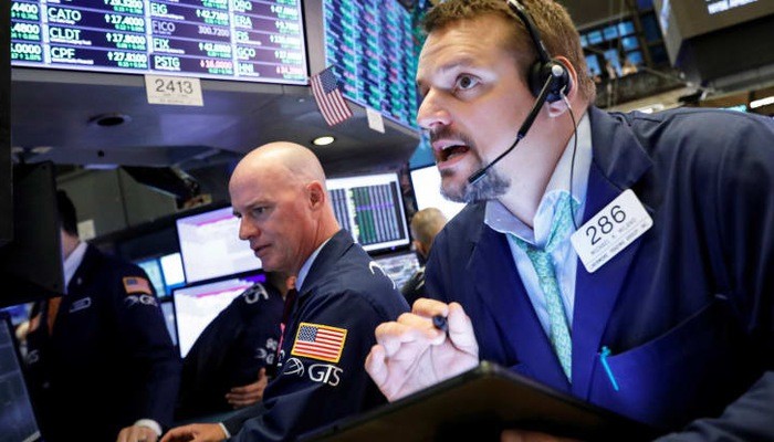 Các nhà giao dịch cổ phiếu trên sàn NYSE ở New York, Mỹ - Ảnh: Reuters.