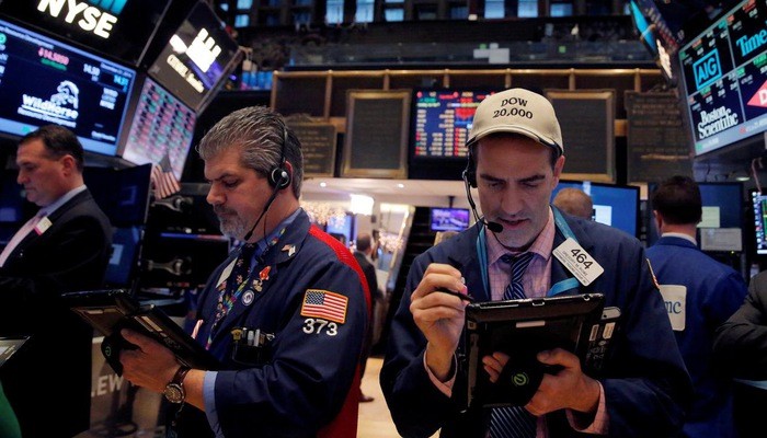 Các nhà giao dịch cổ phiếu trên sàn NYSE ở New York, Mỹ - Ảnh: Reuters.