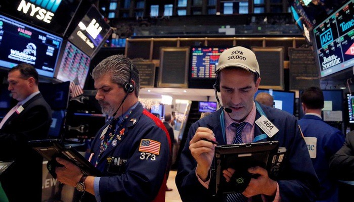 Các nhà giao dịch cổ phiếu trên sàn NYSE ở New York, Mỹ - Ảnh: Reuters.