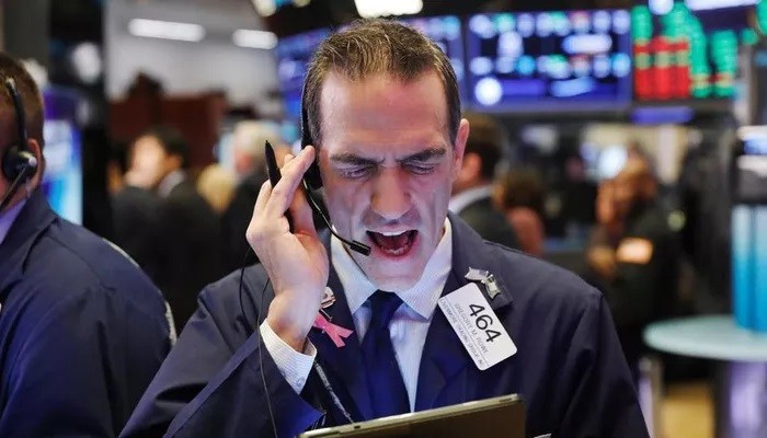 Một nhà giao dịch cổ phiếu trên sàn NYSE ở New York, Mỹ - Ảnh: Reuters.