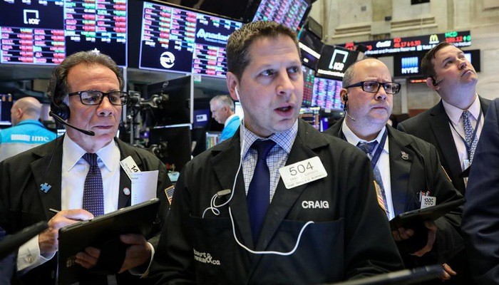 Các nhà giao dịch cổ phiếu trên sàn NYSE ở New York, Mỹ - Ảnh: Reuters.