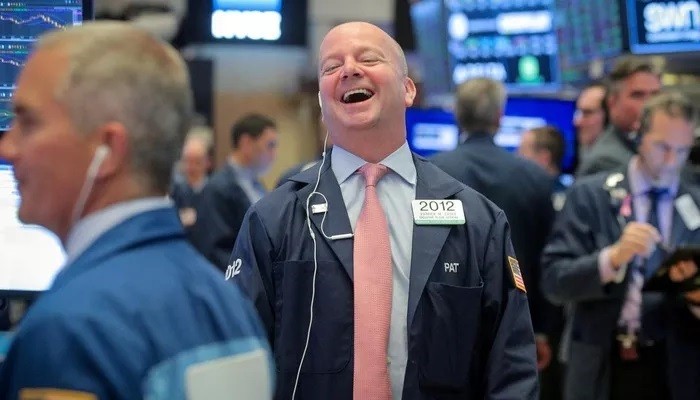 Các nhà giao dịch cổ phiếu trên sàn NYSE ở New York, Mỹ - Ảnh: Reuters.