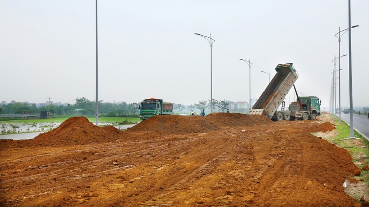 Sau một thời gian trầm lắng, sự chuyển động của nhiều công trình giao thông lớn trong năm 2019 tạo ra nhiều hy vọng. Ảnh: Nhã Chi